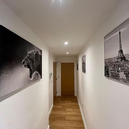 2 Bed Corner Apartment With Gym Manchester Bagian luar foto