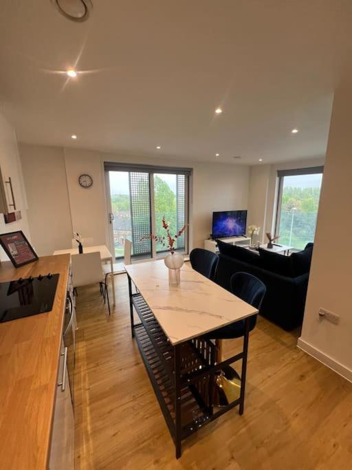 2 Bed Corner Apartment With Gym Manchester Bagian luar foto