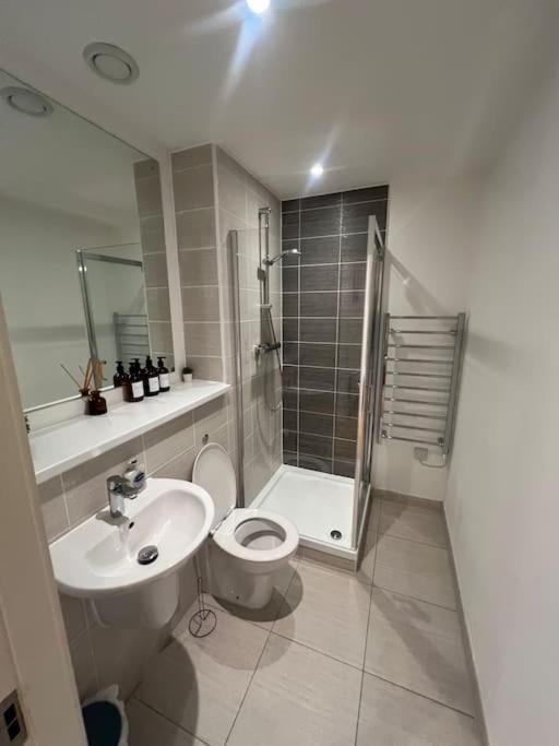 2 Bed Corner Apartment With Gym Manchester Bagian luar foto