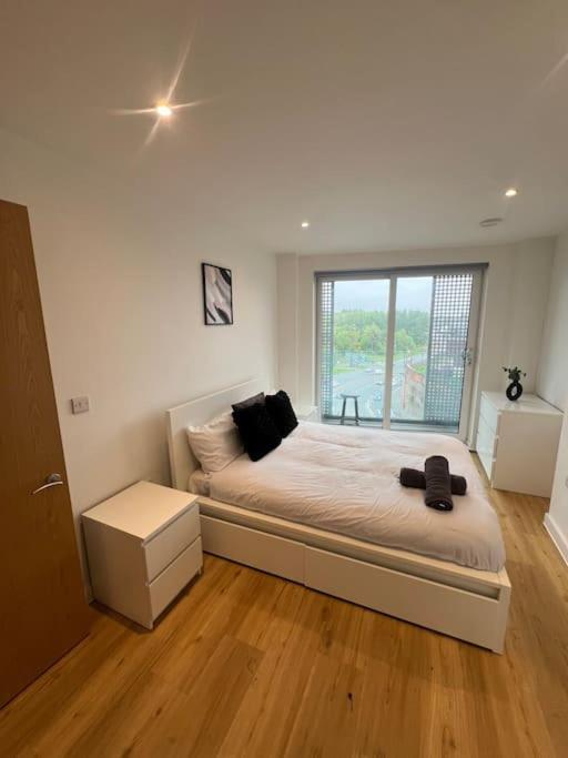 2 Bed Corner Apartment With Gym Manchester Bagian luar foto