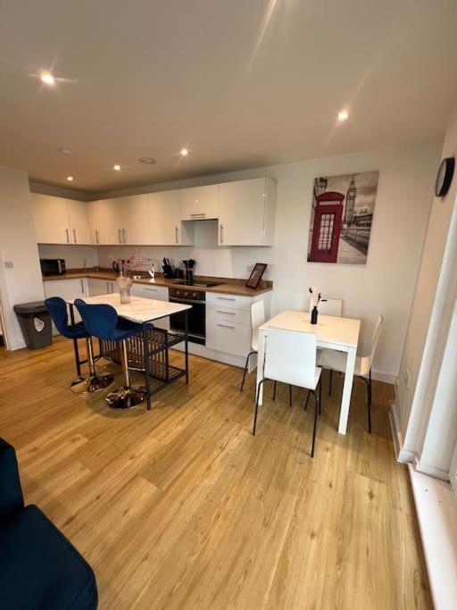 2 Bed Corner Apartment With Gym Manchester Bagian luar foto
